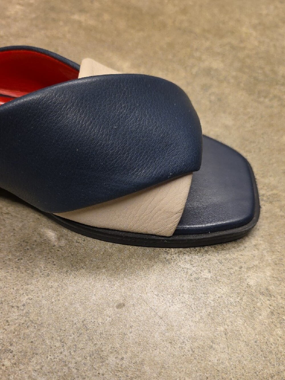 Vionic Women's Two-Tone Navy and White Slip-On Mules, Size 6.5 - Picture 5 of 8